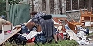 Elképesztő állapotok Uránvárosban: szeméthegyek magasodnak az Endresz György utcában Elképesztő állapotok Uránvárosban: szeméthegyek magasodnak az Endresz György utcában