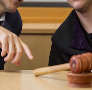 Párbaj egy pécsi buszfordulóban: fejszenyelet, kaszát is villantottak a famíliák tagjai Párbaj egy pécsi buszfordulóban: fejszenyelet, kaszát is villantottak a famíliák tagjai