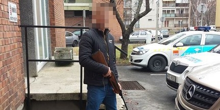 Légpuskával a kezében pózolt egy férfi az Uránvárosi Rendőrőrs előtt