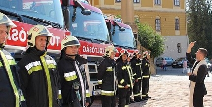 Megáldották a Dóm téren a lánglovagok három új járművét és a legénységüket Megáldották a Dóm téren a lánglovagok három új járművét és a legénységüket
