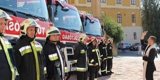Megáldották a Dóm téren a lánglovagok három új járművét és a legénységüket Megáldották a Dóm téren a lánglovagok három új járművét és a legénységüket