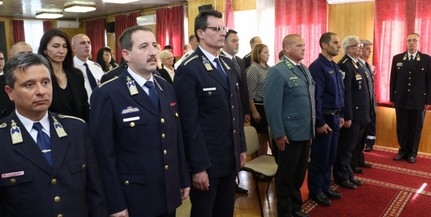 Elismeréseket vehettek az ünnep alkalmából a megye tűzoltói és rendőrei Elismeréseket vehettek az ünnep alkalmából a megye tűzoltói és rendőrei