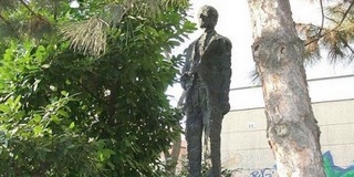 Hol a helye annak a szobrának, aki hazáját elárulva a szerbeknek adta volna Pécset is? Hol a helye annak a szobrának, aki hazáját elárulva a szerbeknek adta volna Pécset is?