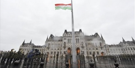 Felvonták a nemzeti lobogót az Országház előtt Felvonták a nemzeti lobogót az Országház előtt