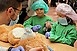 Plüssmacik gyógyítása közben barátkoznak a pécsi orvostanhallgatók a gyerekekkel