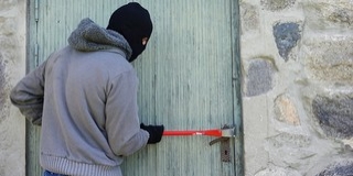 Élőben nézte végig a munkahelyén a tulaj, hogy átkutatják a házát a betörők