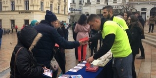 Jubileumi palacsintasütés: fél óra alatt elkapkodták a járókelők a 650 darabot Jubileumi palacsintasütés: fél óra alatt elkapkodták a járókelők a 650 darabot