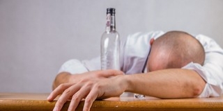 Részegen vezetett az idős sofőr, elkapták a zsaruk Részegen vezetett az idős sofőr, elkapták a zsaruk