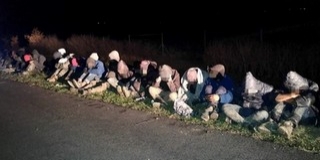 Újabb ötvennyolc migránst fogtak el szerda hajnalban Szajk közelében Újabb ötvennyolc migránst fogtak el szerda hajnalban Szajk közelében