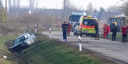 Árokba csapódott egy autó, kiestek az utasok Árokba csapódott egy autó, kiestek az utasok