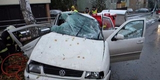 Fának ütközött az autó, egy személy a kocsiba szorult Fának ütközött az autó, egy személy a kocsiba szorult