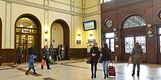 Felújított IC-kocsik közlekednek Pécs és Budapest között, bérlőket keresnek a pályaudvarra Felújított IC-kocsik közlekednek Pécs és Budapest között, bérlőket keresnek a pályaudvarra