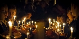 Gyerekek ünneplik a karácsonyt az Országházban