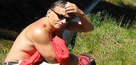 Orbán Viktor félmeztelenül piheg