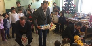 Plüss maciért élő macit: kiosztották az összegyűjtött játékokat a gyerekeknek Plüss maciért élő macit: kiosztották az összegyűjtött játékokat a gyerekeknek