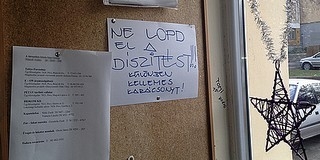 Pécsi cetli: ne lopd el a karácsonyi díszeket! Ünnepi hangulat egy kertvárosi panelházban Pécsi cetli: ne lopd el a karácsonyi díszeket! Ünnepi hangulat egy kertvárosi panelházban