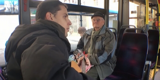 A helyi járatokon szólt az Ocho Macho: az ETK-s hallgatók lepték meg az utasokat egy flashmobbal A helyi járatokon szólt az Ocho Macho: az ETK-s hallgatók lepték meg az utasokat egy flashmobbal
