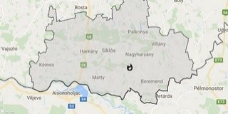 Kigyulladt egy vályogház tetőszerkezete Siklósnagyfaluban Kigyulladt egy vályogház tetőszerkezete Siklósnagyfaluban