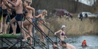 Jeges csobbanás: csaknem ötvenen mártóztak meg újév napján a Pécsi-tóban Jeges csobbanás: csaknem ötvenen mártóztak meg újév napján a Pécsi-tóban