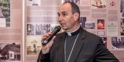 Udvardy György vezeti körbe a látogatókat pénteken a Csontváry Múzeumban Udvardy György vezeti körbe a látogatókat pénteken a Csontváry Múzeumban