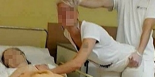 Undorító: idős asszony betegágya mellett mímeltek szexet, felfüggesztették a dolgozókat Undorító: idős asszony betegágya mellett mímeltek szexet, felfüggesztették a dolgozókat